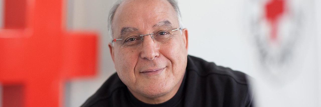 DRK - Beratung Portrait eines lächelnden DRK-Mitarbeiters.